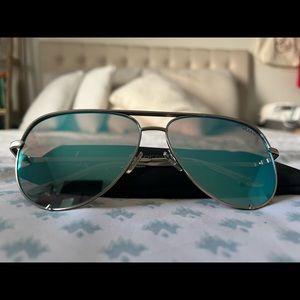 Quay Australia desi Perkins gunmetal/blue aviators